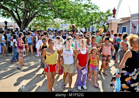 REMEIDOS, Kuba, 7. Mai 2009. Viele Menschen in einer Stadt, Festival, in Remeidos, Kuba, am 7. Mai 2009. Stockfoto