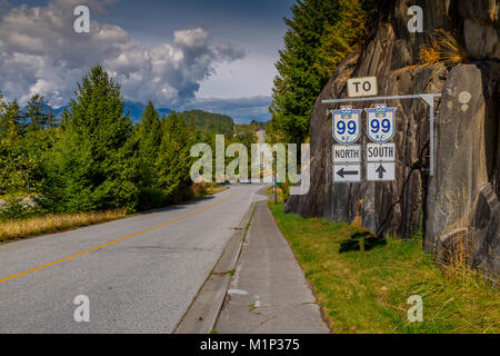 Blick auf das Meer zu Sky Highway und Wegweiser in der Nähe von Squamish, British Columbia, Kanada, Nordamerika Stockfoto