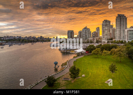 Blick auf die Skyline von Vancouver und False Creek Ab Cambie Street Bridge, Vancouver, British Columbia, Kanada, Nordamerika gesehen Stockfoto