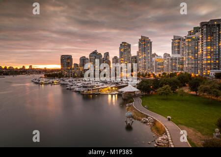 Blick auf die Skyline von Vancouver und gelben Taxi auf Cambie Street Bridge, Vancouver, British Columbia, Kanada, Nordamerika Stockfoto