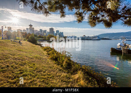 Blick auf die Skyline der Stadt und die Vancouver Lookout Tower von Krabbe Park an der Backbordseite, Vancouver, British Columbia, Kanada, Nordamerika Stockfoto