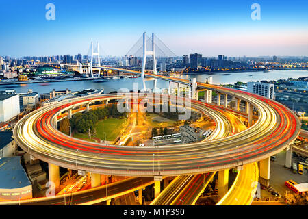 Schöne Nanpu Brücke bei Dämmerung, überquert den Fluss Huangpu, Shanghai, China Stockfoto