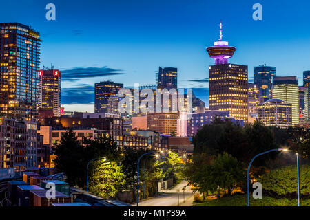 Blick auf die Skyline der Stadt und die Vancouver Lookout Tower in der Dämmerung von Backbord, Vancouver, British Columbia, Kanada, Nordamerika Stockfoto