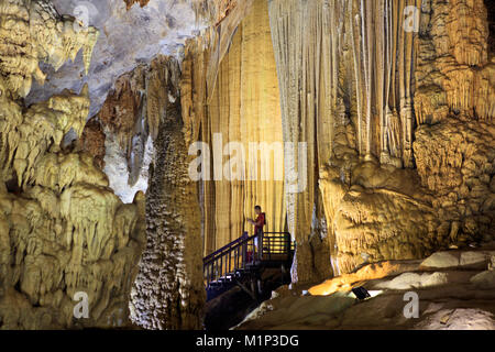 Die beleuchteten Innenraum des Paradieses Höhle in Phong Nha Ke Bang National Park, Quang Binh, Vietnam, Indochina, Südostasien, Asien Stockfoto