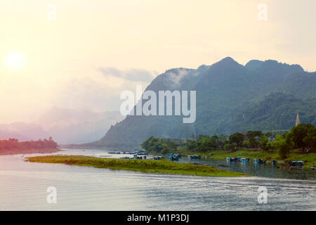 Sonnenuntergang über dem Sohn Fluss in der Phong Nha Ke Bang National Park, Quang Binh, Vietnam, Indochina, Südostasien, Asien Stockfoto