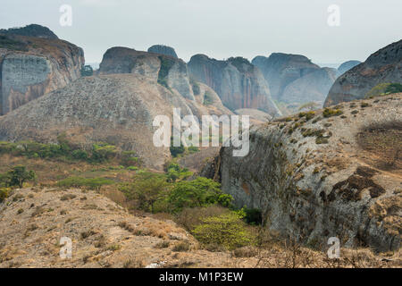 Schwarze Felsen an Pungo Andongo, Provinz Malanje, Angola, Afrika Stockfoto