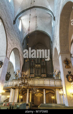 Kirchenschiff mit Anbeter des Dom St. Maria, der Jungfrau, Altstadt, UNESCO-Weltkulturerbe, Tallinn, Estland, Europa Stockfoto