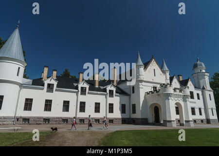 Besucher und Hund vor alatskivi Schloss, erbaut 1880-85, auf Balmoral Castle in Schottland, Alatskivi, Estland, Europa modelliert Stockfoto