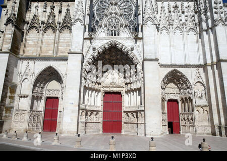 Westfassade der Kathedrale von Auxerre, dem heiligen Stephan, Yonne, Burgund, Frankreich, Europa Stockfoto