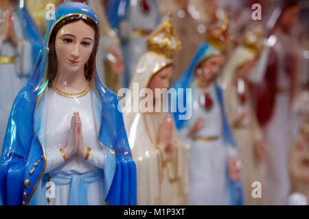 Shop Verkauf von religiösen christlichen Elemente einschließlich der Heiligen Jungfrau Statuen, Ho Chi Minh City, Vietnam, Indochina, Südostasien, Asien Stockfoto