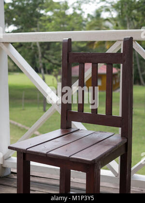 Birán, Kuba - September 1, 2017: hölzerne Stuhl auf dem Balkon von Fidel Castro's Geburtshaus zu Hause. Stockfoto