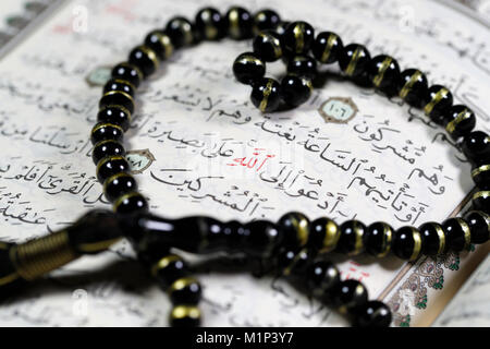 Koran und Tasbih (gebetsperlen) mit Allah Monogramm in Rot, Haute-Savoie, Frankreich, Europa Stockfoto