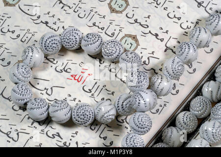 Koran und Tasbih (gebetsperlen), mit Allah Monogramm in Rot, Haute-Savoie, Frankreich, Europa Stockfoto