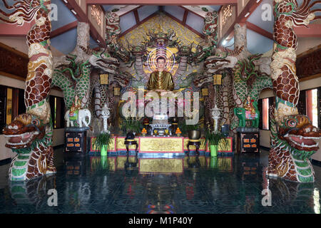 Hauptaltar mit Buddha Shakyamuni Statue, Van Hanh zen-buddhistisches Kloster, Dalat, Vietnam, Indochina, Südostasien, Asien Stockfoto