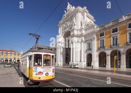 Straßenbahn, Arco da Rua Augusta Triumphbogen, Praca do Comercio, Baixa, Lissabon, Portugal, Europa Stockfoto