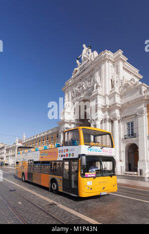 Sightseeing Bus, Arco da Rua Augusta Triumphbogen, Praca do Comercio, Baixa, Lissabon, Portugal, Europa Stockfoto