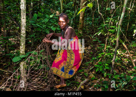 Baka Pygmäen auf ihrem Weg net zu gehen - die Jagd, im Dzanga-Sangha Special Reserve, Weltkulturerbe der UNESCO, Zentralafrikanische Republik, Afrika Stockfoto