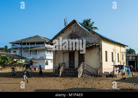 Altes Haus im Kolonialstil in Grand Bassam, UNESCO-Weltkulturerbe, Elfenbeinküste, Westafrika, Afrika Stockfoto