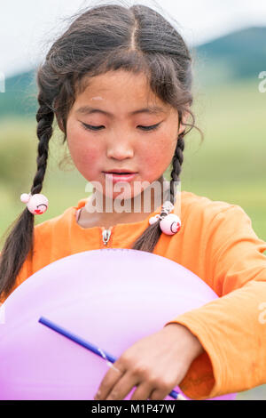 Porträt eines mongolischen Nomaden Mädchen mit Zöpfen,Hangay Provinz, Mongolei, Zentralasien, Asien Stockfoto