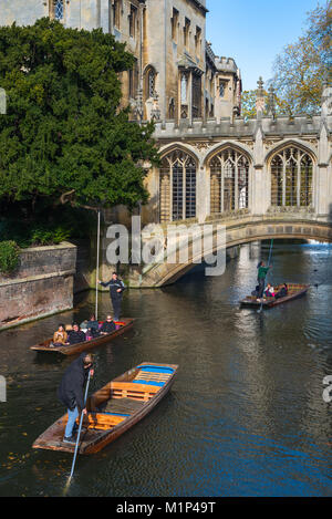 Stocherkähne gehen unter der Seufzerbrücke, St. Johns College, Universität Cambridge, Cambridge, Cambridgeshire, England, Vereinigtes Königreich, Europa Stockfoto