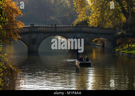 Clare Brücke im Rücken an einem Herbsttag. Universität Cambridge, Cambridge, Cambridgeshire, England, Vereinigtes Königreich, Europa Stockfoto