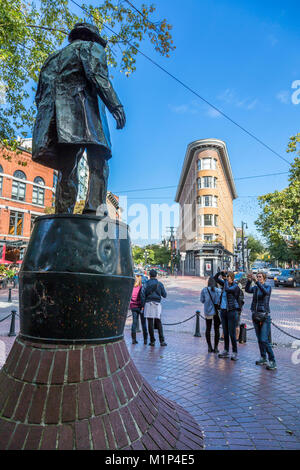 Statue und Besucher in Ahorn Baum Platz in Gastown, Vancouver, British Columbia, Kanada, Nordamerika Stockfoto