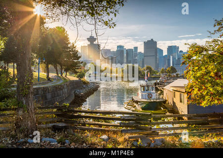 Blick auf die Skyline der Stadt und die Vancouver Lookout Tower von Krabbe Park an der Backbordseite, Vancouver, British Columbia, Kanada, Nordamerika Stockfoto