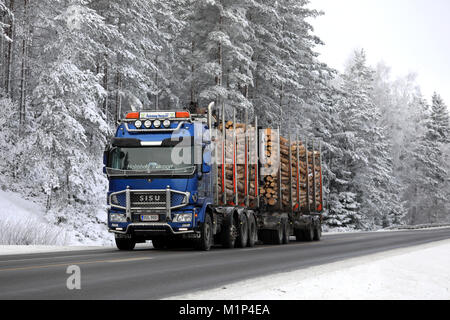 SALO, FINNLAND - Januar 21, 2018: Sisu Polar Holz Lkw hols Protokolle entlang der Landstraße im Winter durch die verschneiten Wald flankiert. Stockfoto