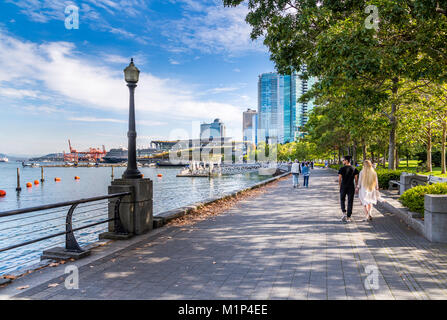 Sea Wall Spaziergang mit Blick auf den Hafen von Vancouver in der Nähe des Convention Center, Vancouver, British Columbia, Kanada, Nordamerika Stockfoto