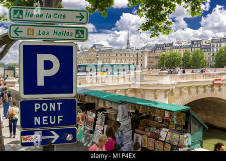 Paris, Frankreich, 14. Juni, 2013: Traditionelle Bouquiniste stand am Rande der Seine. Die bouquinistes verkaufen verwendet und antike Bücher sowie souveni Stockfoto