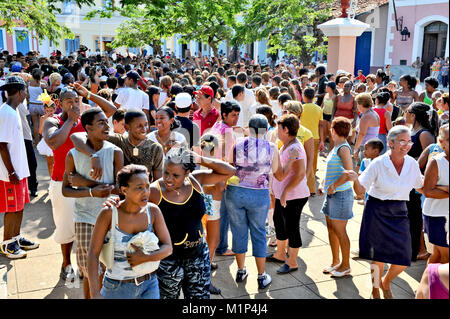 REMEIDOS, Kuba, 7. Mai 2009. Viele Menschen in einer Stadt, Festival, in Remeidos, Kuba, am 7. Mai 2009. Stockfoto