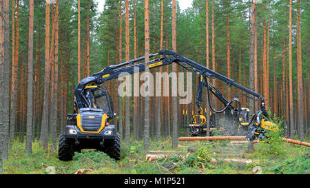 JAMSA, Finnland - 30. AUGUST 2014: Ponsse Harvester Scorpion bei der Arbeit. Ponsse präsentiert seine neue Baureihe 2015 FinnMETKO 2014. Stockfoto