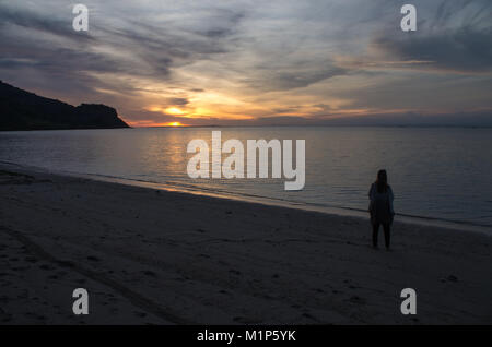 Epische Sonnenuntergang an einem einsamen Strand in der Nähe von Surf spot scar Reef auf Sumbawa, Indonesien Stockfoto