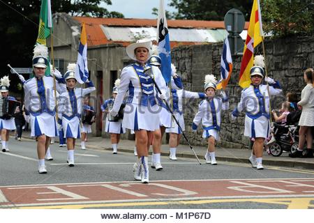 Eine marching band in unifrom marschiert durch die Straßen von Sligo am letzten Tag eines Irish Music Festival, dem fleadh Cheoil. Stockfoto