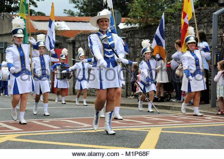 Eine marching band in unifrom marschiert durch die Straßen von Sligo am letzten Tag eines Irish Music Festival, dem fleadh Cheoil. Stockfoto