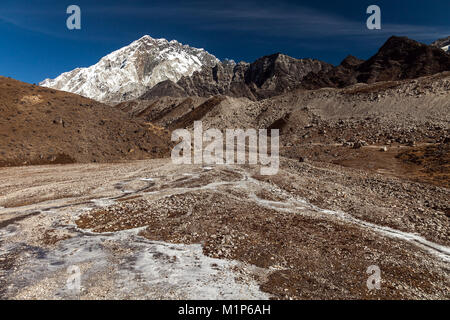 Blick von der Moräne in der Nähe von Lobuche, Lhotse, Nuptse - Nepal, Himalaya Stockfoto