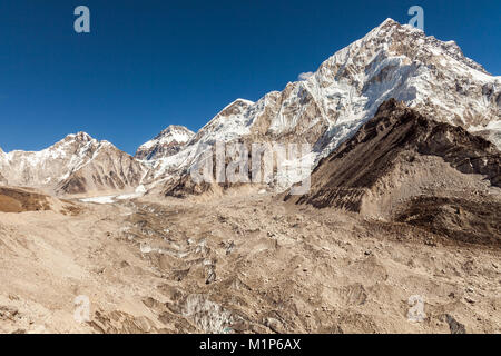 Blick von der Moräne in der Nähe von Lobuche, Lhotse, Nuptse - Nepal, Himalaya Stockfoto