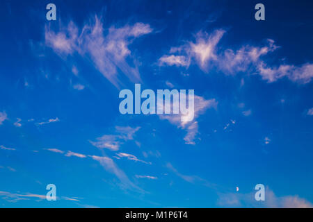 Abend blauer Himmel mit wunderschönen Wolken Stockfoto
