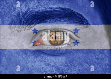 Menschliches Gesicht und Augen, mit Flagge von Honduras lackiert Stockfoto