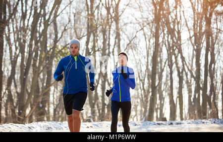 Männliche und weibliche Joggen in der Natur Stockfoto