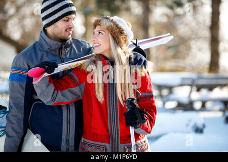 Hugging Paar in Liebe zum Skifahren in die Berge Stockfoto