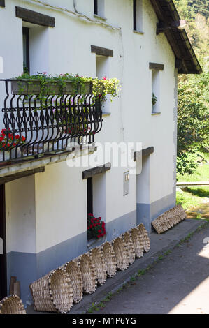 Artisan Körbe in einem Land-Haus, Matxinbenta, Provinz Gipuzkoa, Baskenland, Spanien, Europa Stockfoto