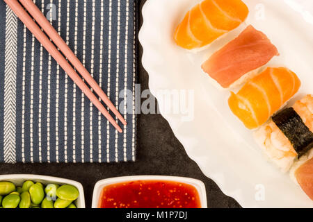 Im japanischen Stil Garnelen Lachs und Thunfisch nigiri Sushi auf schwarzem Hintergrund Stockfoto