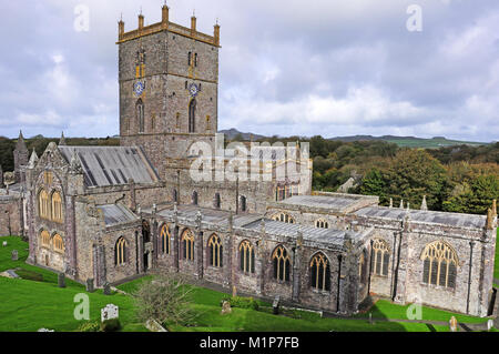 St David's Cathedral, Pembrokeshire. Aus dem Torhaus. Stockfoto