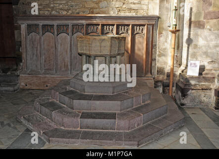 Der Taufstein in St. David's Cathedral, Pembrokeshire. Stockfoto
