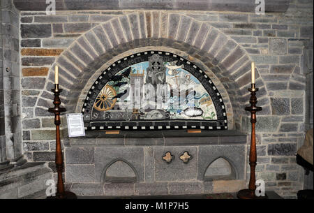 Gestickte Tapisserie im Schrein des Hl. Caradog. St David's Cathedral, Pembrokeshire. Stockfoto