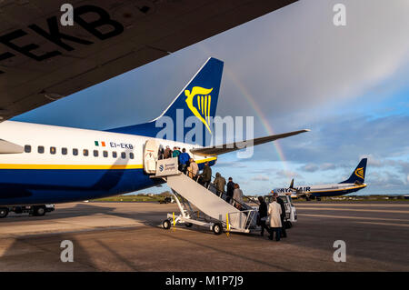 Passagiere einen Flug bei Ryanair den Flughafen Bristol England Großbritannien Stockfoto