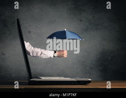 Notebook mit Hand einen Regenschirm, Schutz- und Sicherheitskonzept Bild öffnen Stockfoto