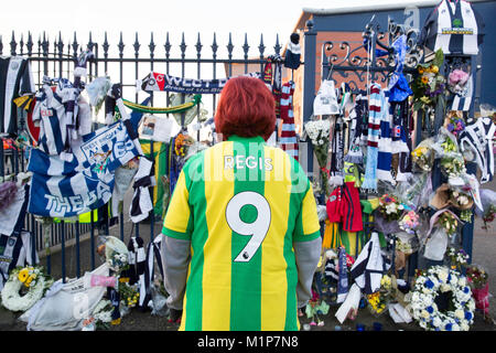 Die Bestattung leichenwagen von Cyrille Regis besucht die West Bromwich Stadion vor einer Trauerfeier am Boden. Stockfoto