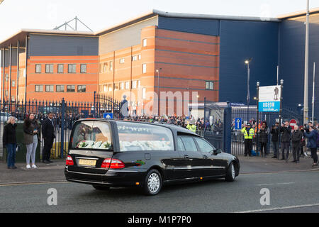 Die Bestattung leichenwagen von Cyrille Regis besucht die West Bromwich Stadion vor einer Trauerfeier am Boden. Stockfoto